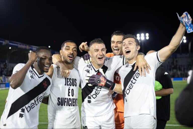 Aprovado do Vasco comemorando vitória no estádio.
