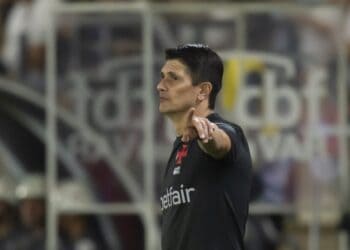 Imagem de um técnico do Vasco em campo durante uma partida de futebol.