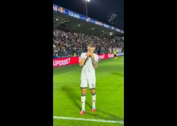 Jogador do Vasco em campo durante partida oficial.