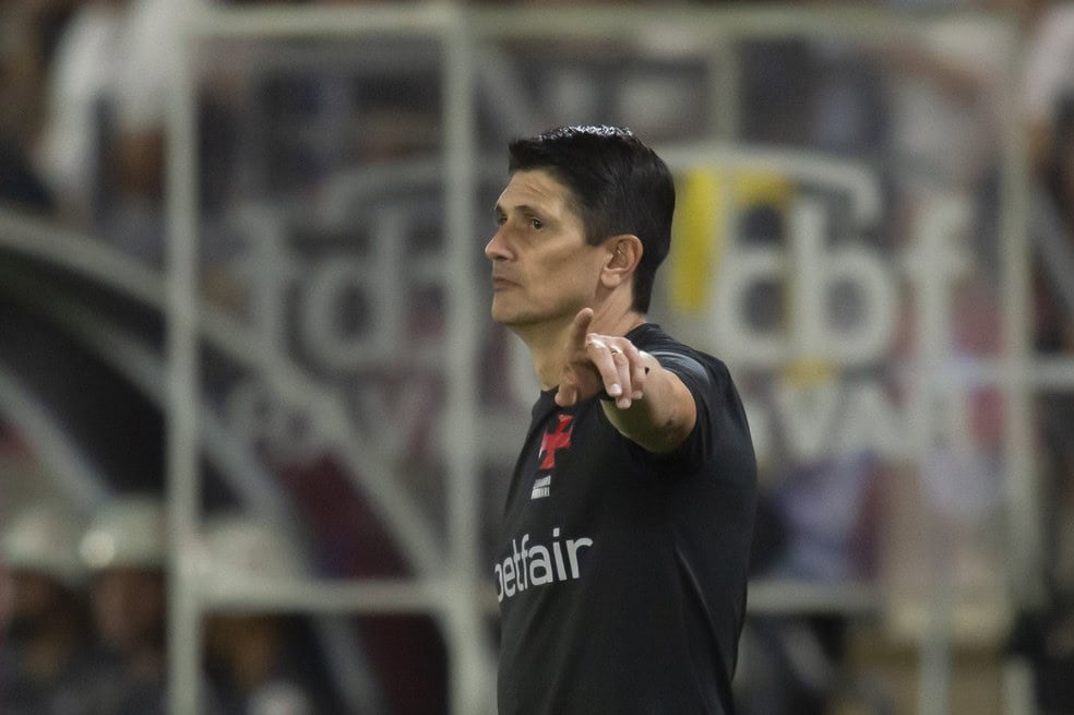 Comunicador do Vasco apontando com expressão séria.
