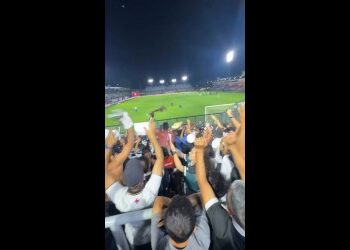 Torcida do Vasco comemora vitória no estádio.