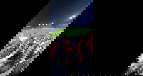 Torcida do Vasco comemora vitória no estádio.