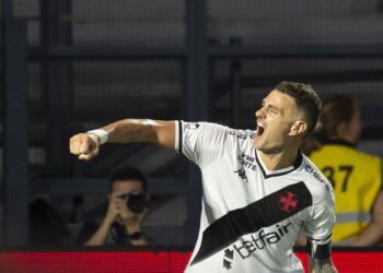 Goleiro comemorando vitória do Vasco.
