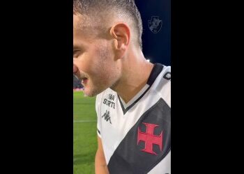 Jogador do Vasco sorrindo em campo.