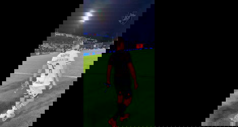 Jogador do Vasco no campo à noite.