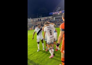 Jogadores do Vasco no campo ao final do jogo.