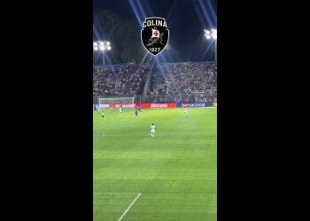 Jogadores em campo no estádio do Vasco.