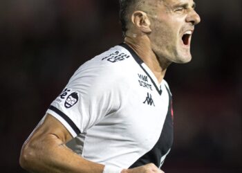 Goleiro do Vasco comemorando na partida.