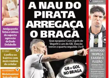 Goleiro comemorando gol do time.
