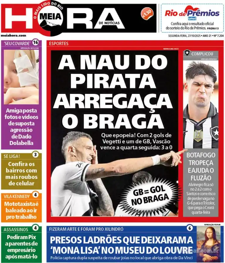 Goleiro comemorando gol do time.