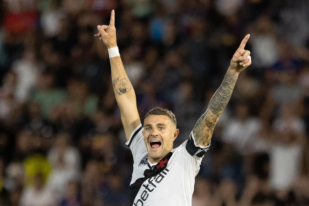 Jogador do Vasco comemorando vitória em jogo de futebol.