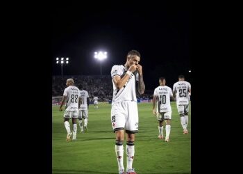 Jogador do Vasco de cabeça baixa.