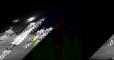 Jogador do Vasco de cabeça baixa.