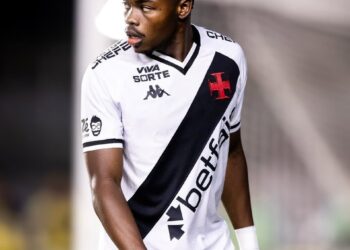 Jogador do Vasco com uniforme branco e preto.