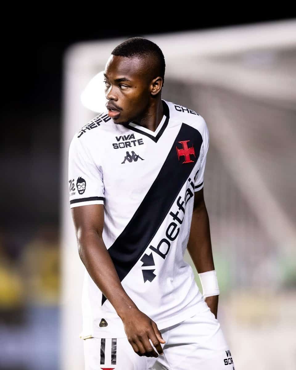 Jogador do Vasco com uniforme branco e preto.