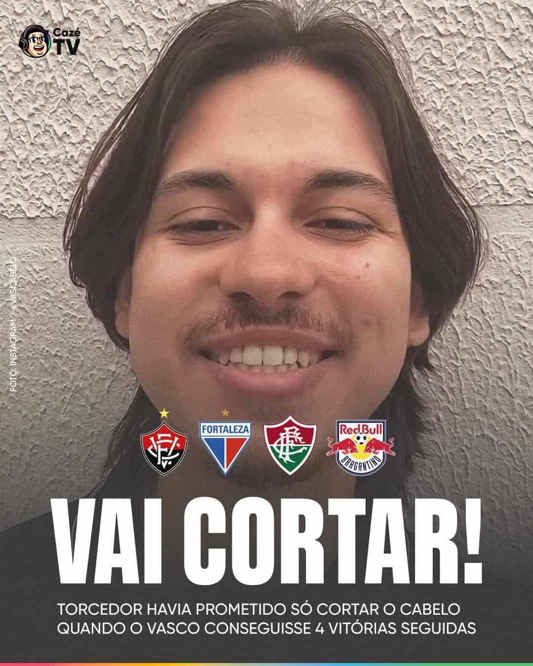 Cabeludo de pessoa sorrindo, fundo parede texturizada.