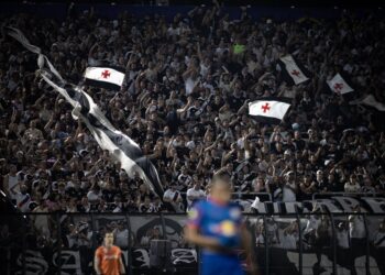Torcida do Vasco com bandeiras negras e brancas com cruz vermelha.