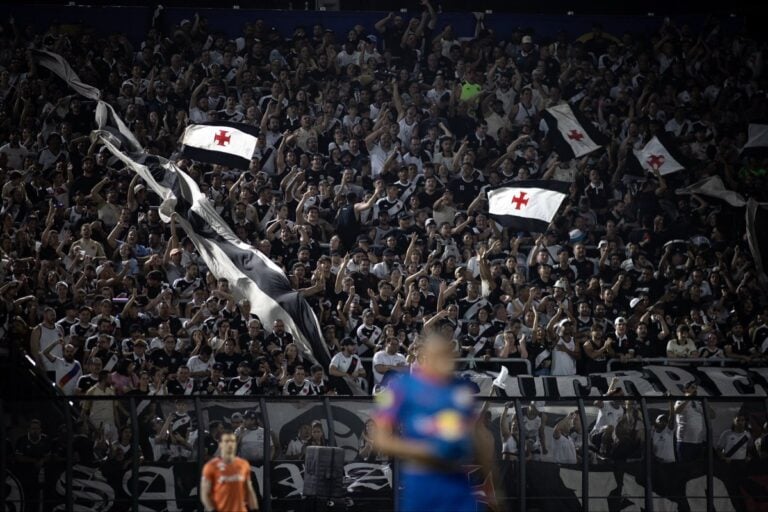 Torcida do Vasco com bandeiras negras e brancas com cruz vermelha.