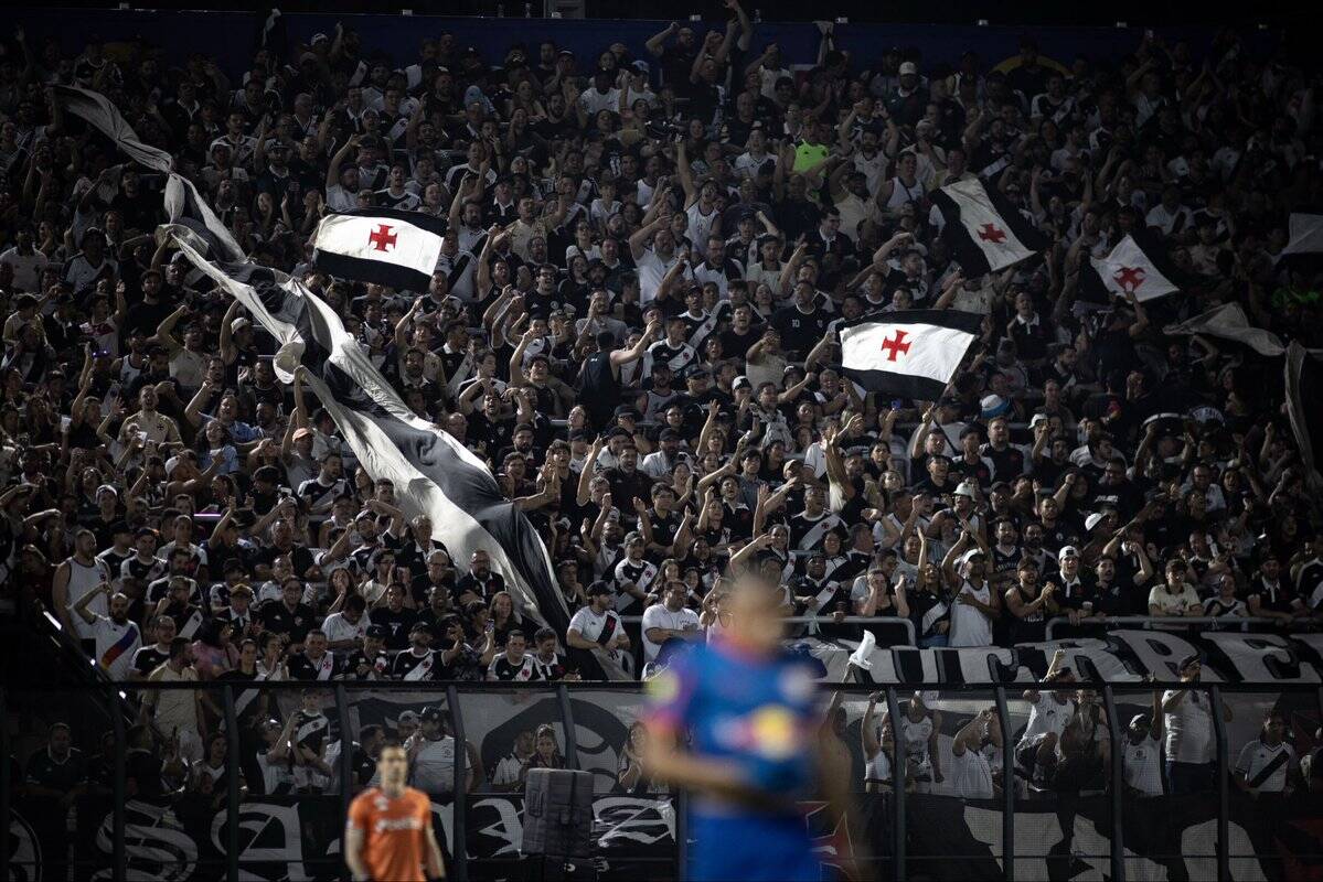 Torcida do Vasco com bandeiras negras e brancas com cruz vermelha.