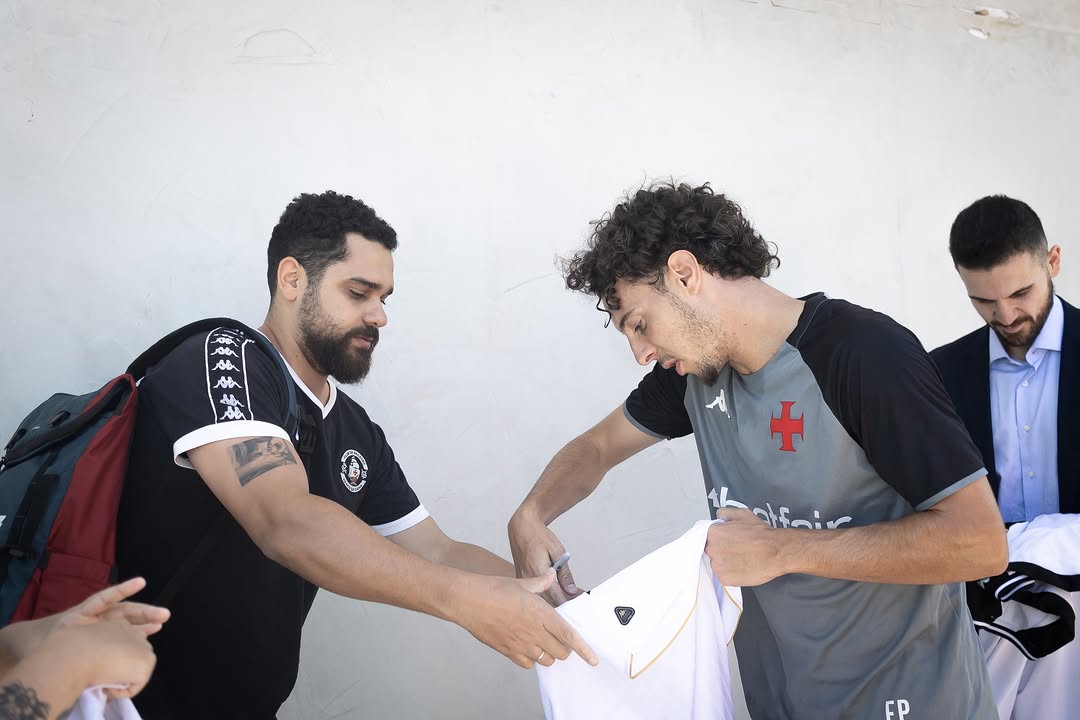 20251027-123555-1-2 Jogador do Vasco assinando camisa antes do jogo.