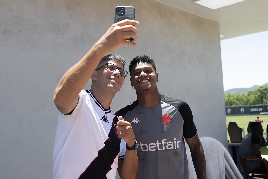 20251027-123556-1-3 Jogadores do Vasco tirando selfie ao ar livre.