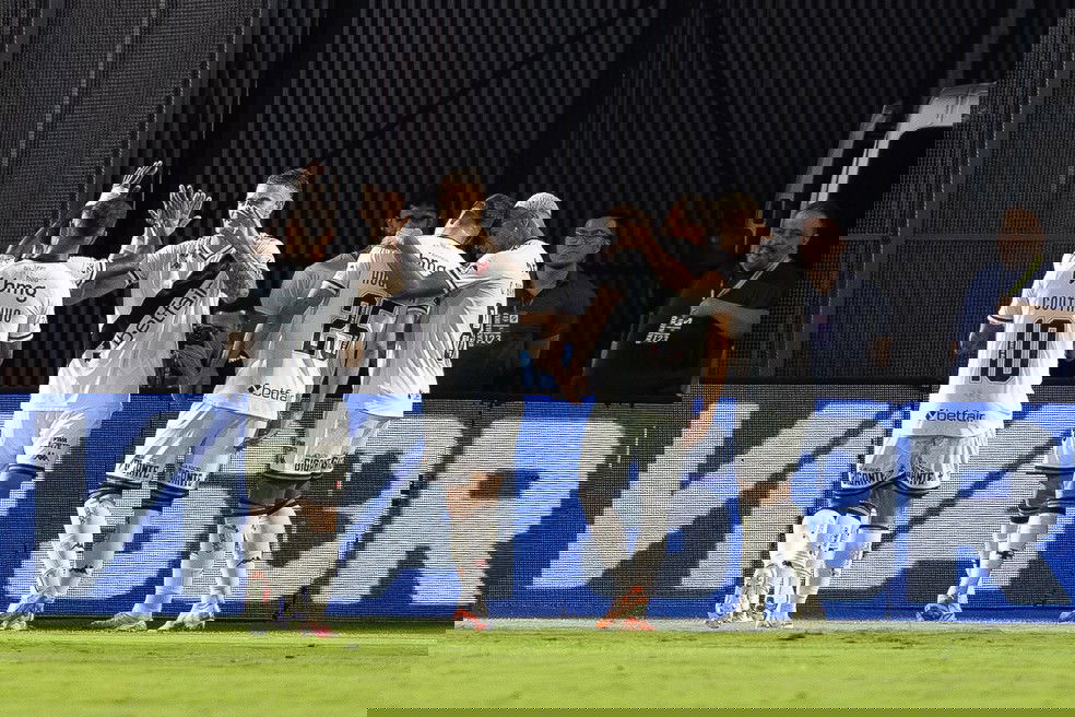 20251027-132337-1-13-jogadores-do-vasco-comemoram-vitoria-sobre-o-bragantino-foto-joisel-amaralagif Celebrando gol, jogadores do Vasco comemorando juntos.