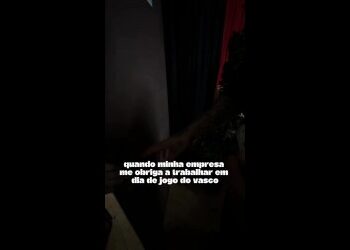Imagem de uma pessoa segurando um cartão de visita com fundo preto.