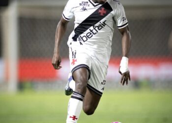 Imagem de jogador de futebol do Vasco em ação com bola no campo.