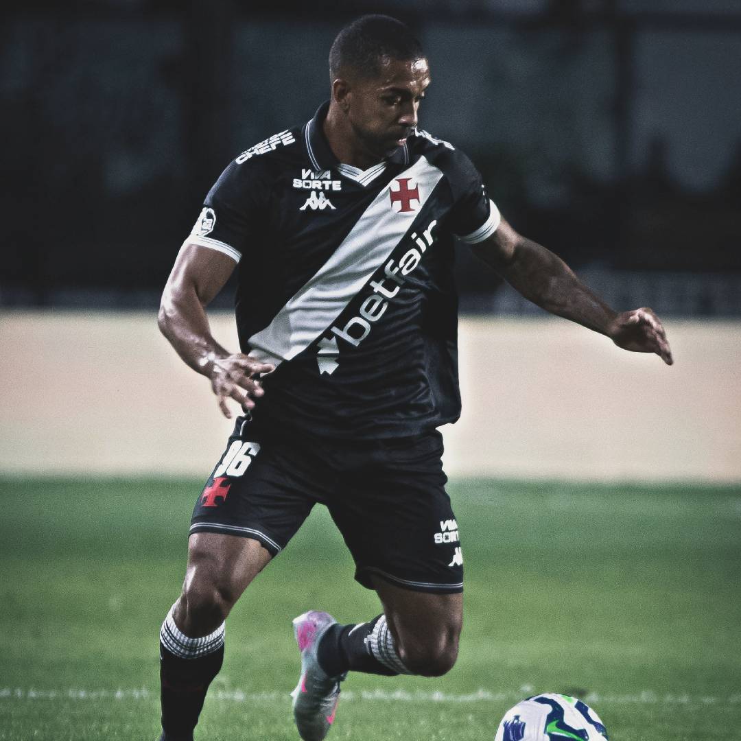 20251027-164954-1-1-1-1 Jogador do Vasco com uniforme preto e branco em campo.