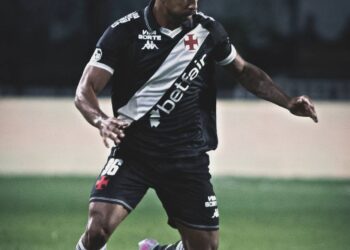 Jogador do Vasco em ação com uniforme preto; foco na camisa com logo e detalhes.