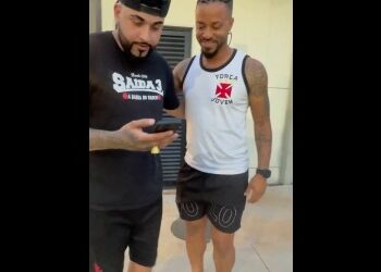 Ex-atacante vascaíno Rafael Silva esteve presente no estádio durante o jogo contra o Red Bull Bragantino; confira.