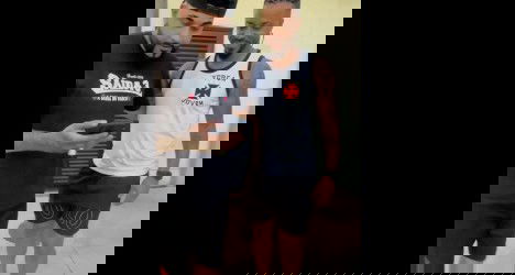 Homens olhando celular juntos.