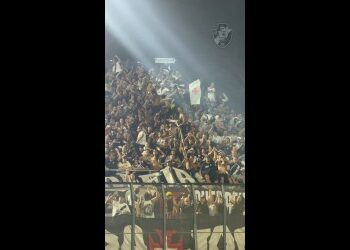 Torcida do Vasco comemorando no estádio.