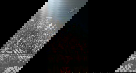 Torcida do Vasco comemorando no estádio.