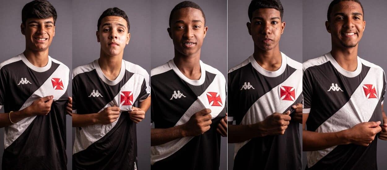 Vasco com uniforme preto e branco, jogadores jovens sorrindo.