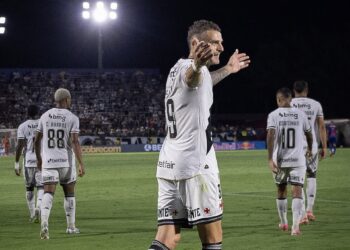Jogador do Vasco comemorando gol em campo.