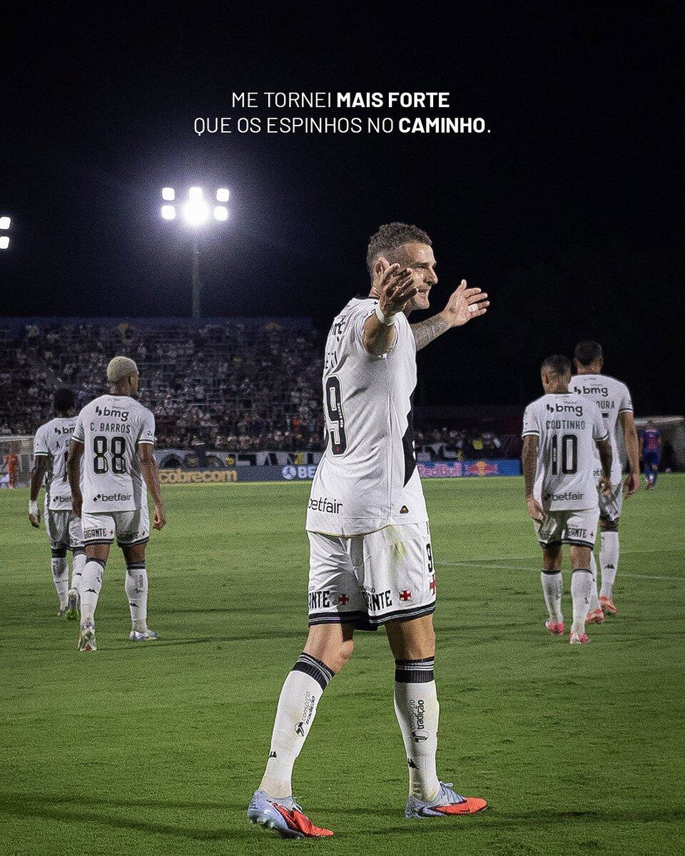 Jogador do Vasco comemorando gol em campo.