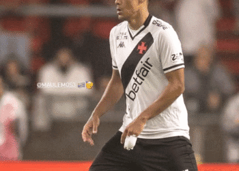 Maurício Lemos jogando futebol com uniforme do Vasco.