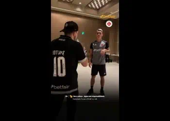 Jogadores do Vasco em conversa oficial.