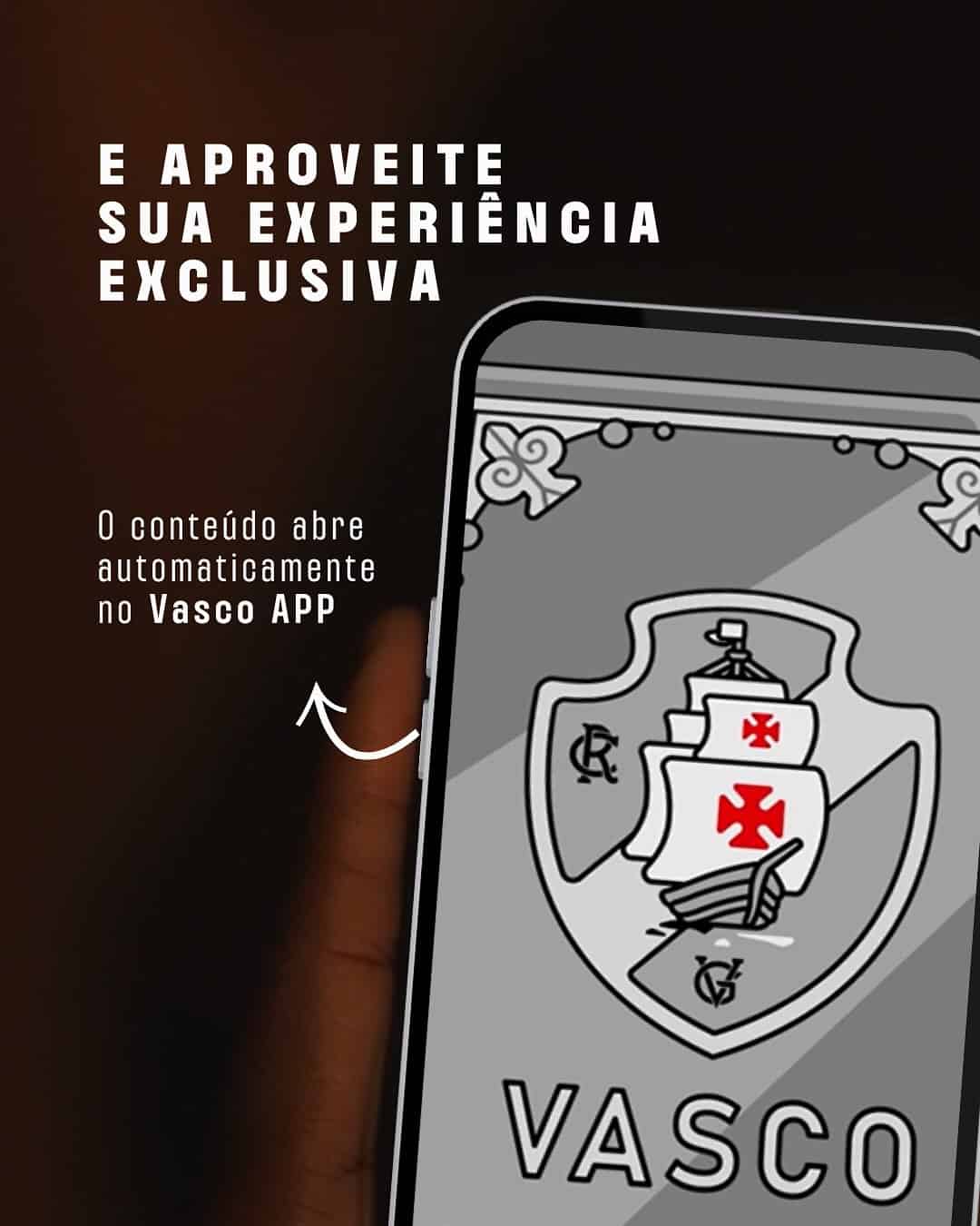 Fundo preto com destaque para telefone segurado na mão, apresentando escudo do Vasco da Gama em preto, branco e vermelho. Texto promocional sobre experiência exclusiva no Vasco APP.