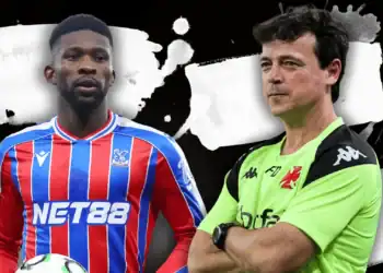 Jogador do Vasco com uniforme azul, vermelho e branco.