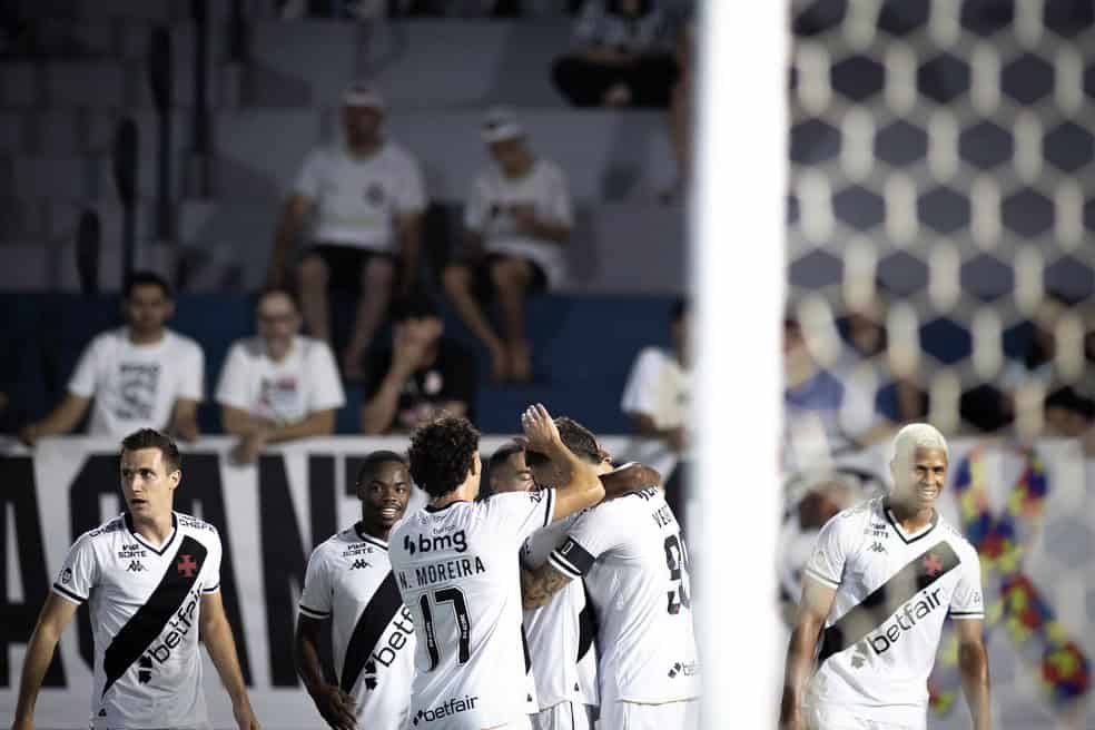 20251028-163114-1-6-jogadores-do-vasco-comemoram-vitoria-sobre-o-bragantino-foto-matheus-lima-crvg-1 Vasco da Gama comemora gol com jogadores abraçados.