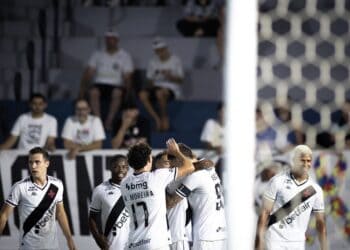 Vasco da Gama comemorando gol em campo de futebol.