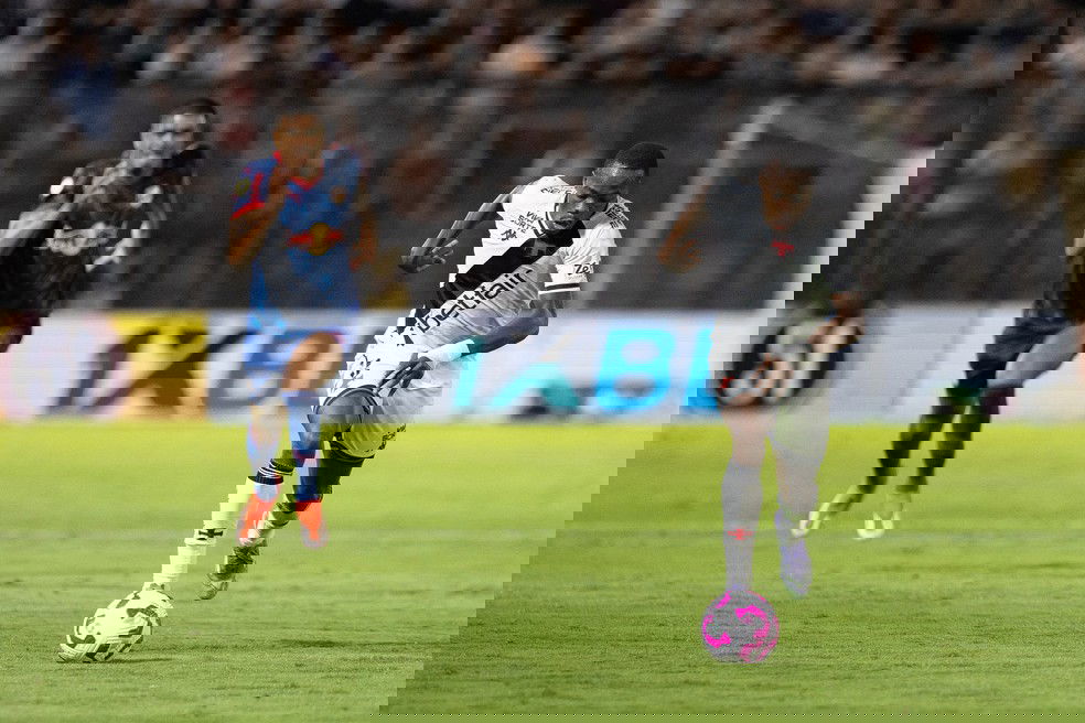 20251028-163116-1-20-andres-gomez-em-acao-em-bragantino-x-vasco-foto-joisel-amaralagif Jogador do Vasco driblando com bola nos pés durante partida.