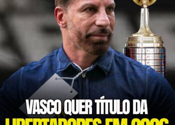 Vasco treinador com troféu de campeonato.