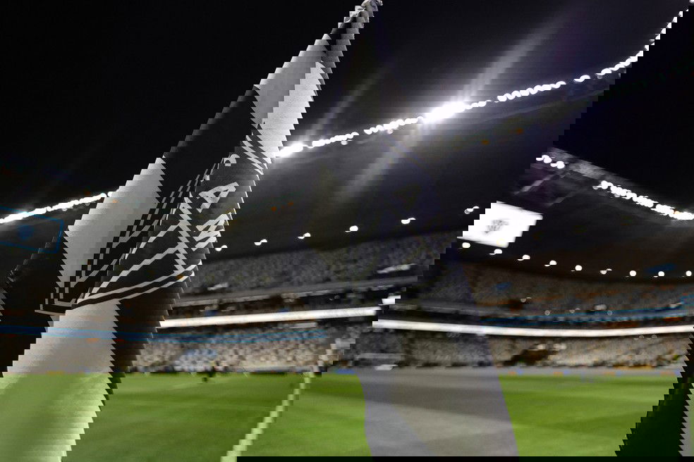 20251028-180746-1-13-atletico-anuncia-que-vai-deixar-a-libra-e-retornar-a-liga-forte-uniao-foto-gilson-loboagif-1 Bandeira do Vasco em campo de estádio vazio.