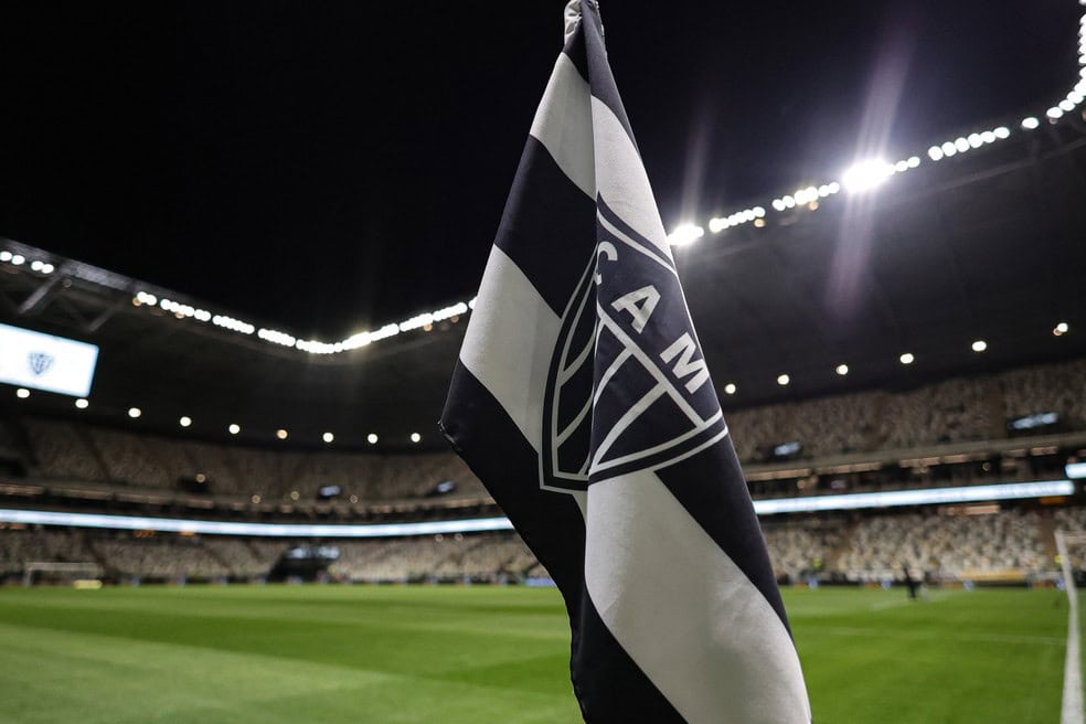 Drapeau do clube Vasco da Gama no estádio.
