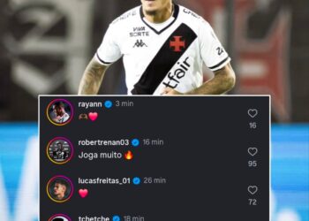 Jogador de futebol com camisa do Vasco na partida.
