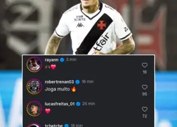 Jogador de futebol com camisa do Vasco na partida.