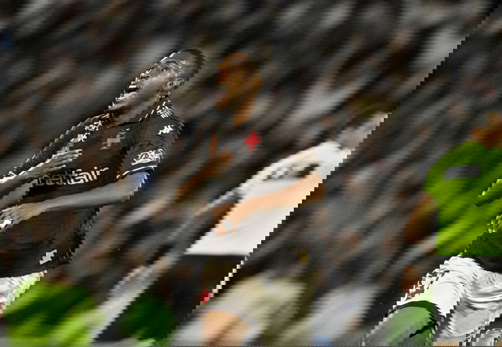 20251029-073448-1-6-gol-de-rayan-vasco-x-fluminense-foto-andre-durao-ge-1 Jogador do Vasco comemorando gol em campo.